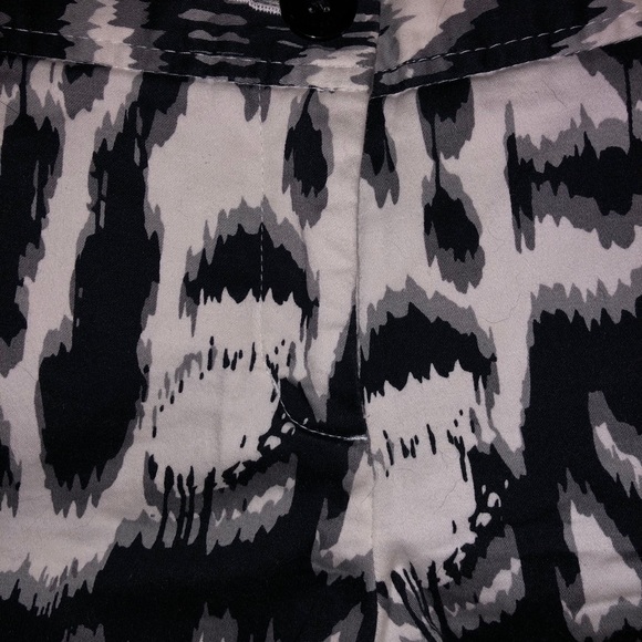 Express women’s shorts.  Size 6 - Picture 2 of 4